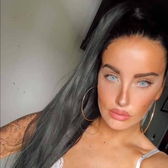 Meet your Posher, Abi - Picture 1 of 2